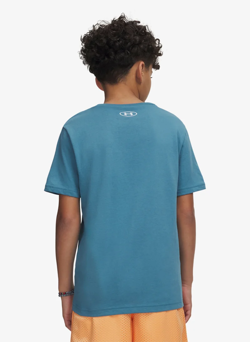 اندر ارمر تيشيرت رياضي شبابي بطبعة شعار على الصدر الأيسر